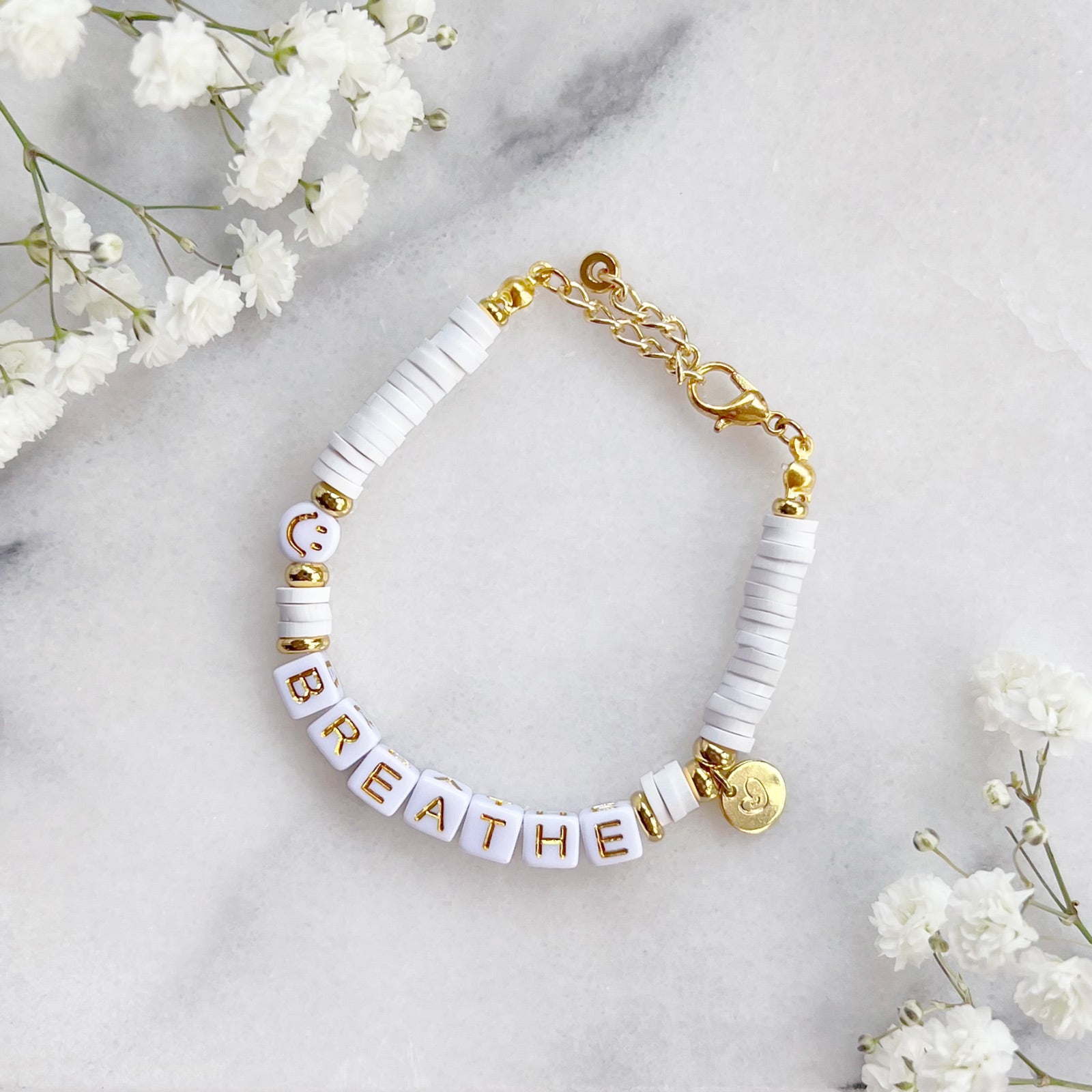 Bracelet prénom heishi enfant ou adolescent rose blanc rosé